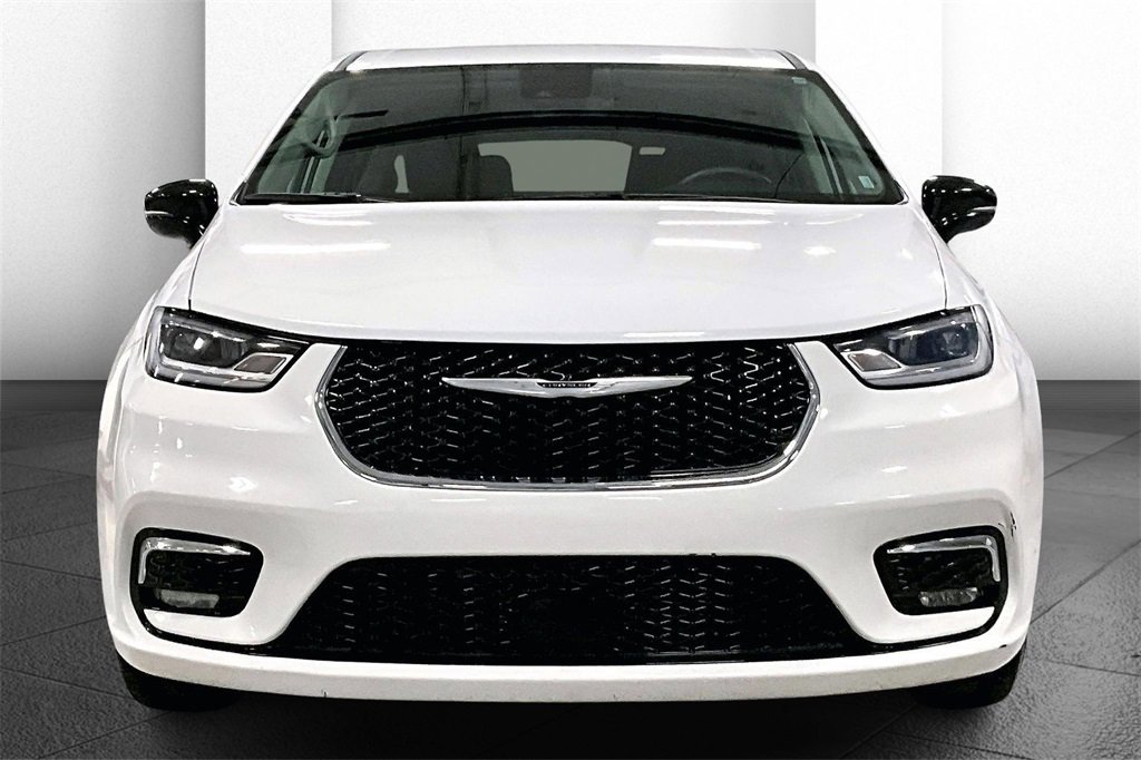 Used 2024 Chrysler Pacifica Touring-L image 2