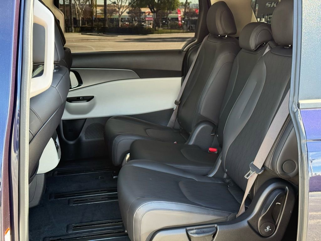 Used 2023 Kia Carnival LX image 8