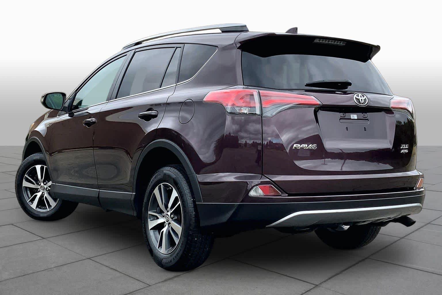 Used 2017 Toyota RAV4 XLE AWD/4WD image 12