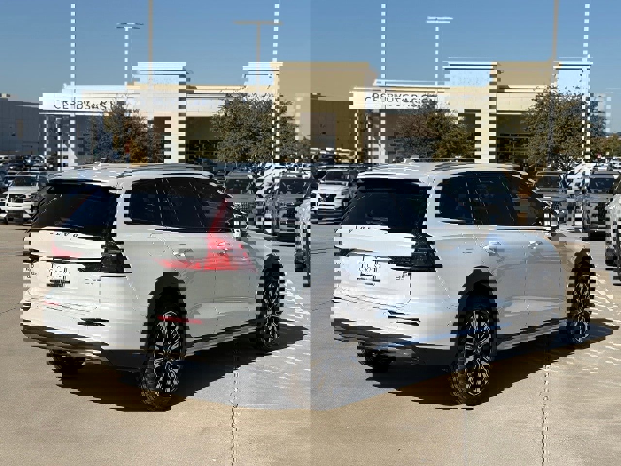 New 2026 Volvo V60 B5 Cross Country Ultra w/ Protection Package Premier image 5