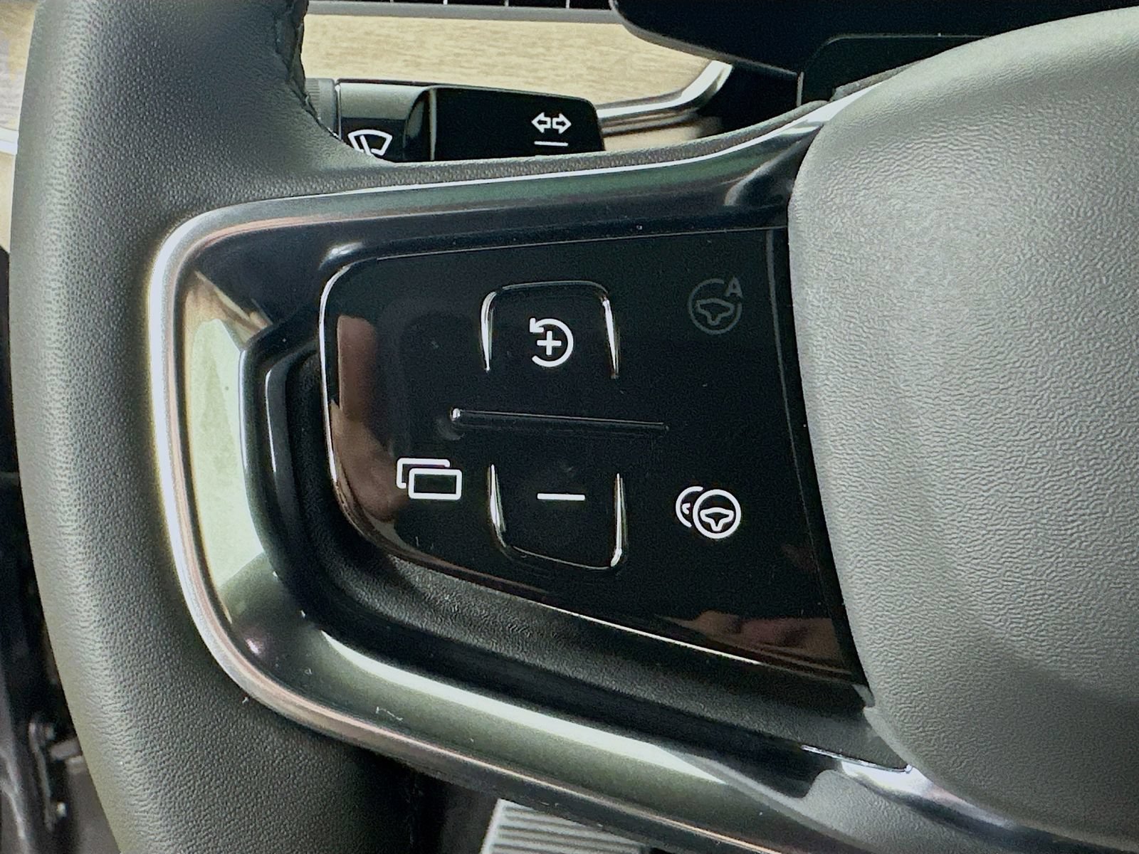 New 2026 Volvo EX90 Plus AWD/4WD image 18