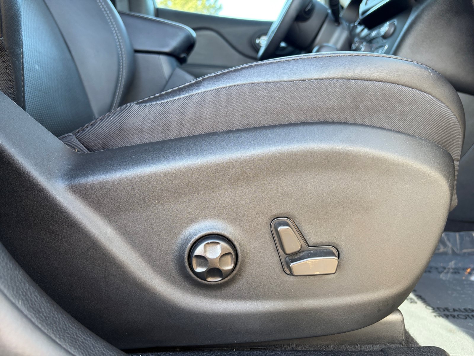 Used 2021 Jeep Cherokee Latitude Lux AWD/4WD image 26