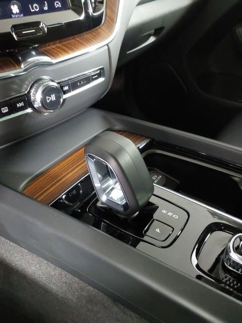 Used 2023 Volvo XC60 B5 Plus image 28