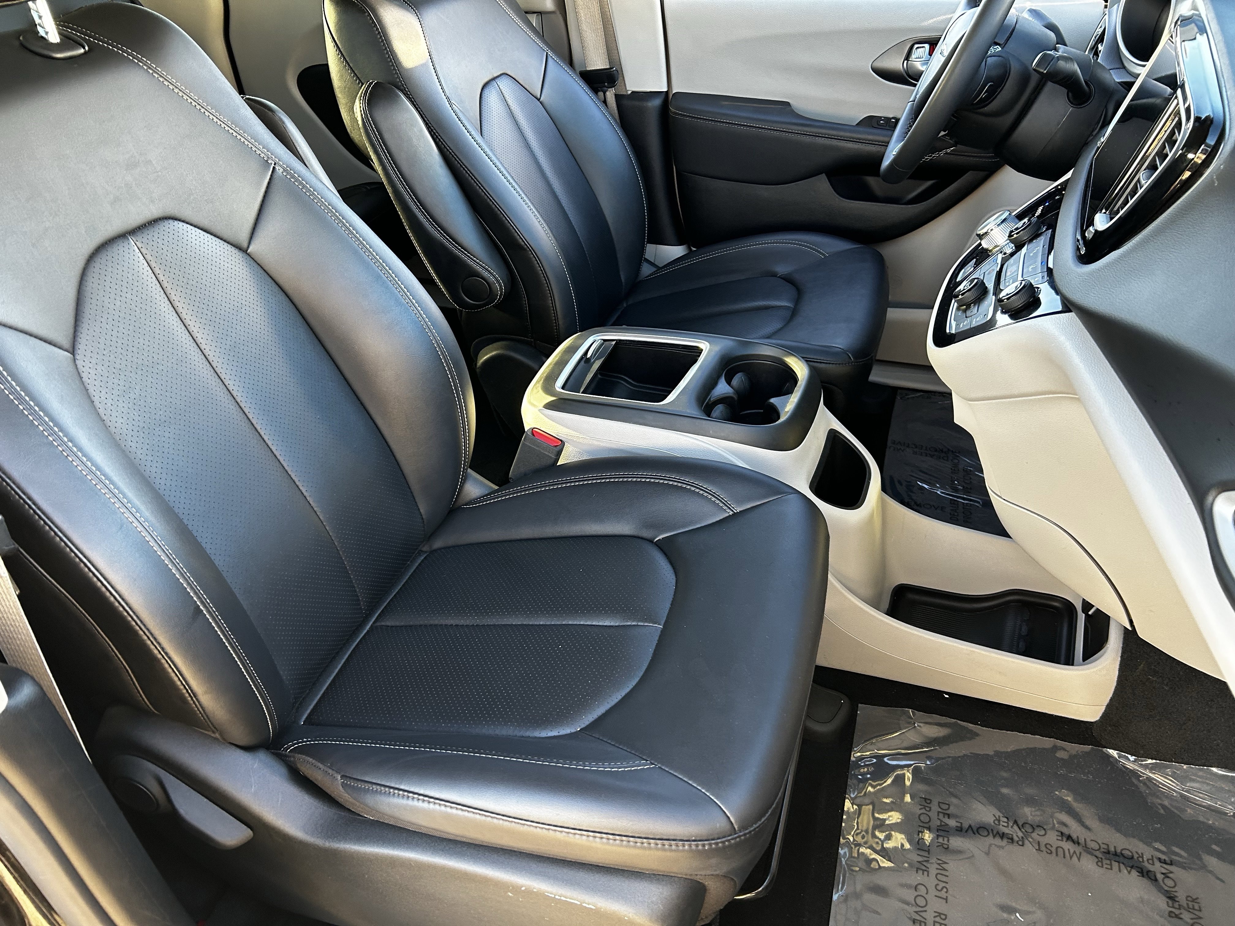 Certified 2024 Chrysler Pacifica Touring-L image 9