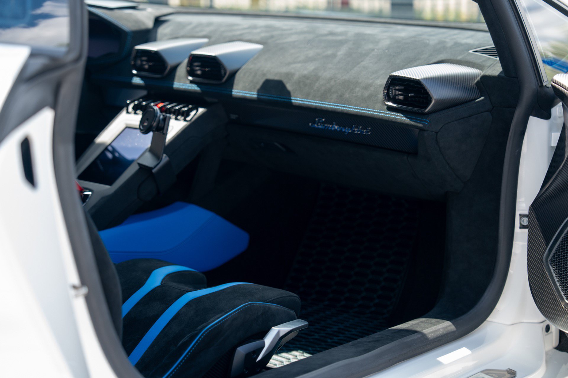 Used 2021 Lamborghini Huracan STO RWD image 38