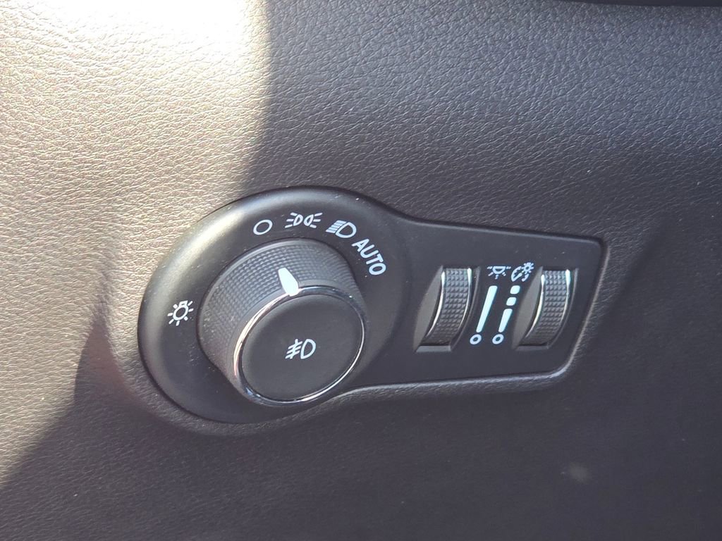 Used 2025 Jeep Compass Latitude image 24