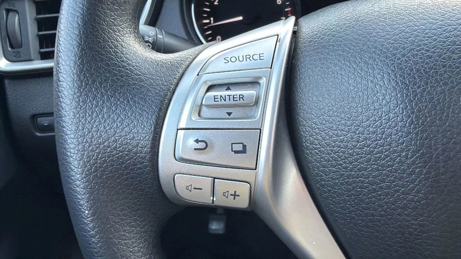 Used 2015 Nissan Rogue SV AWD/4WD image 24