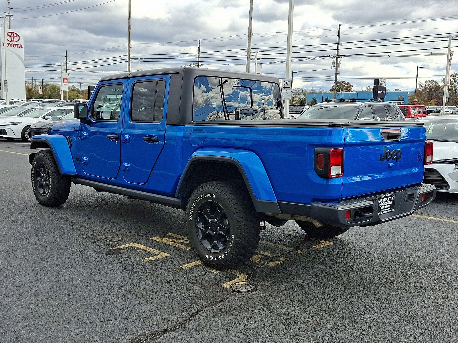 Used 2023 Jeep Gladiator Willys image 4