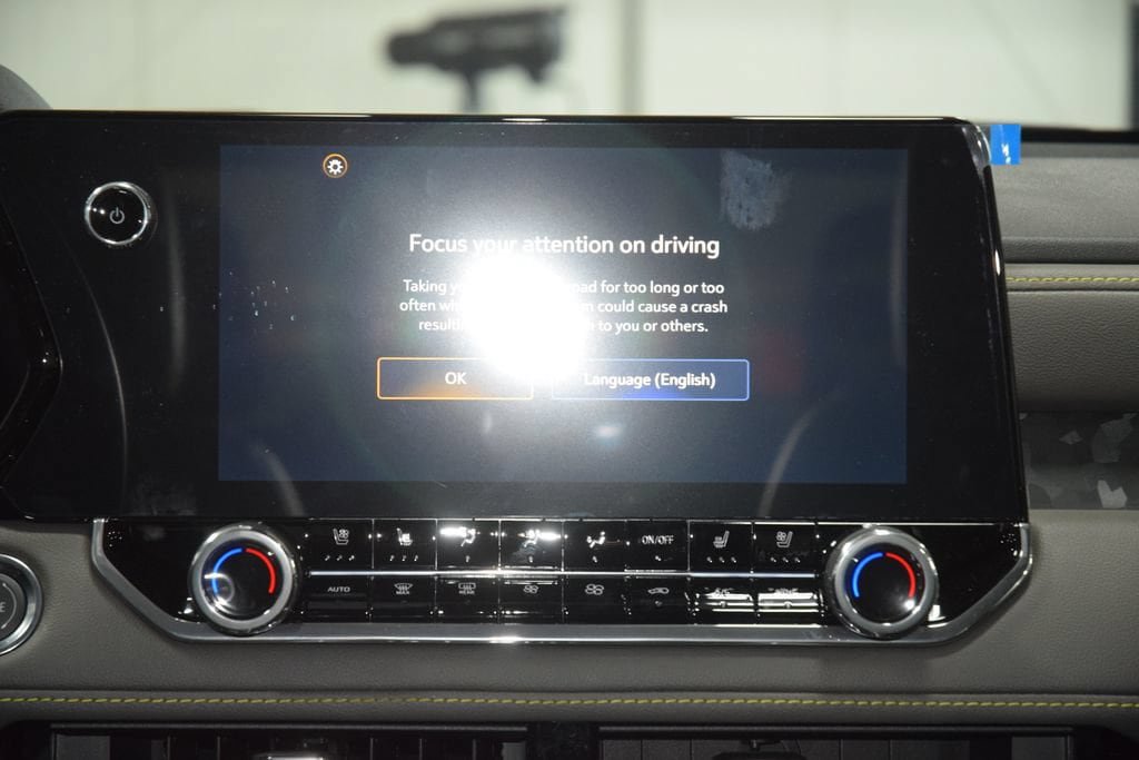 New 2026 Chevrolet Colorado ZR2 w/ Technology Package AWD/4WD image 35