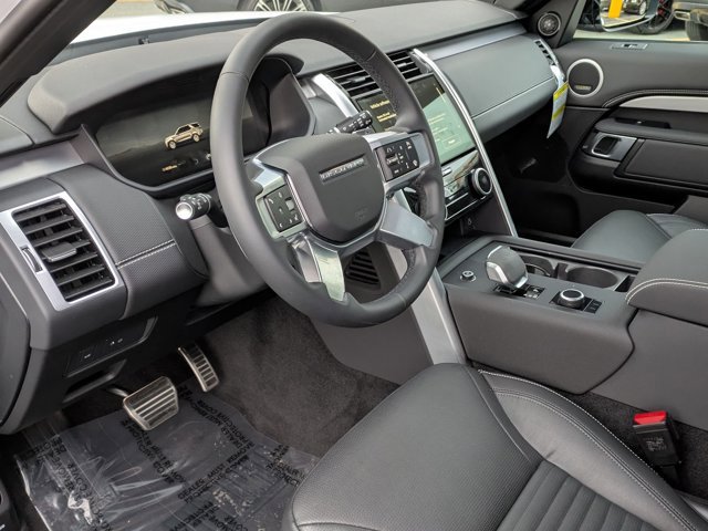 Used 2025 Land Rover Discovery Dynamic SE image 10