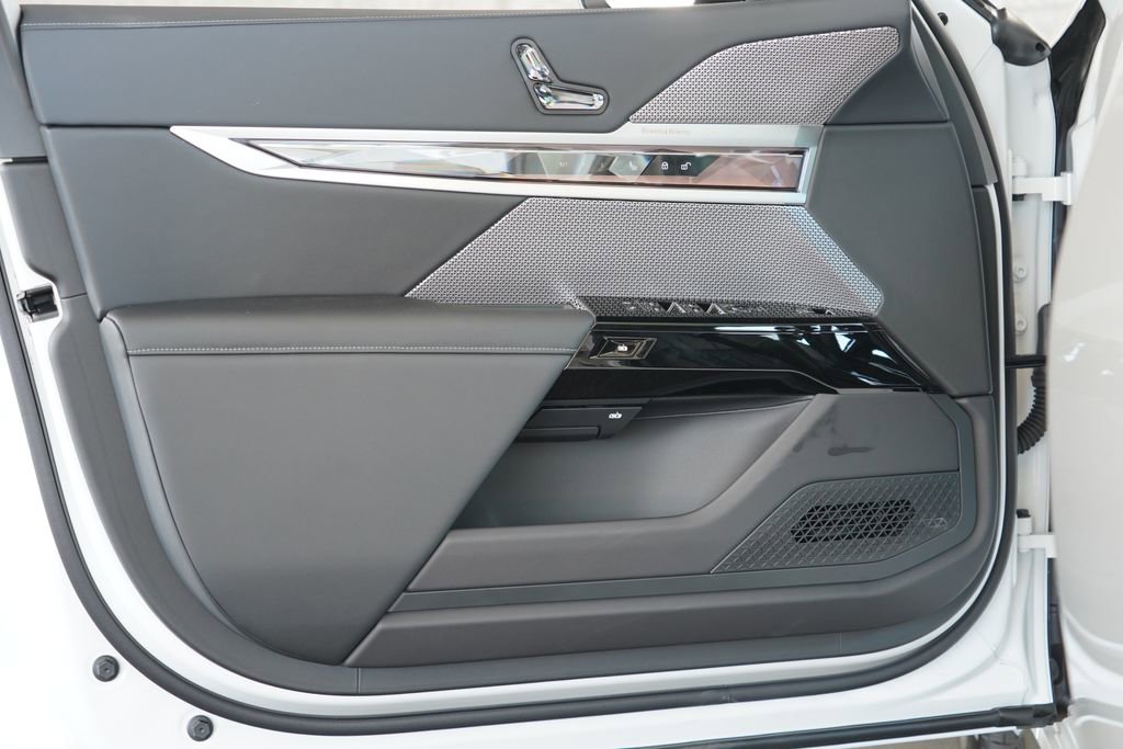 New 2026 BMW i7 xDrive60 w/ Premium Package AWD/4WD image 9