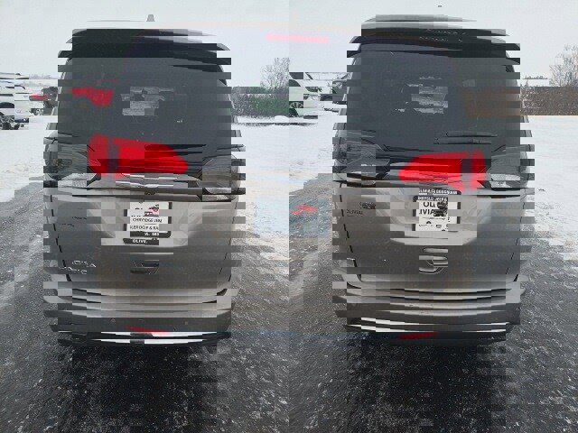 Used 2017 Chrysler Pacifica Touring-L w/ Tire & Wheel Group image 4