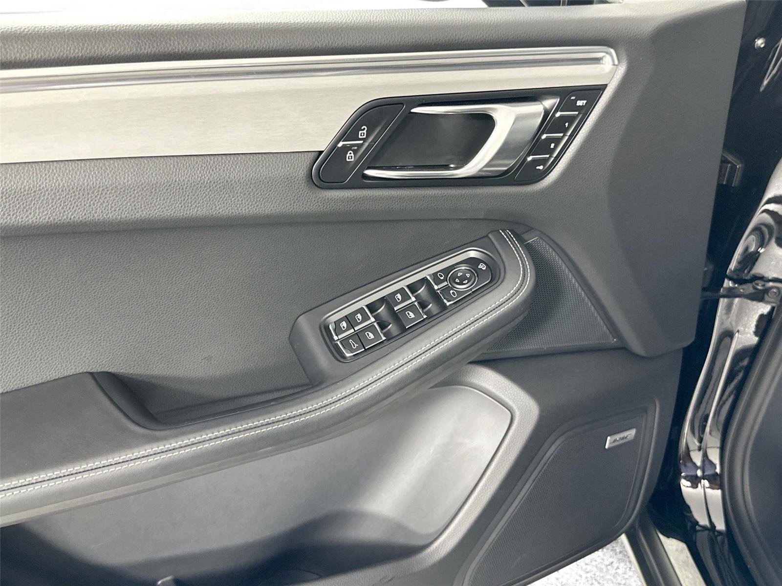 Certified 2025 Porsche Macan S AWD/4WD image 32