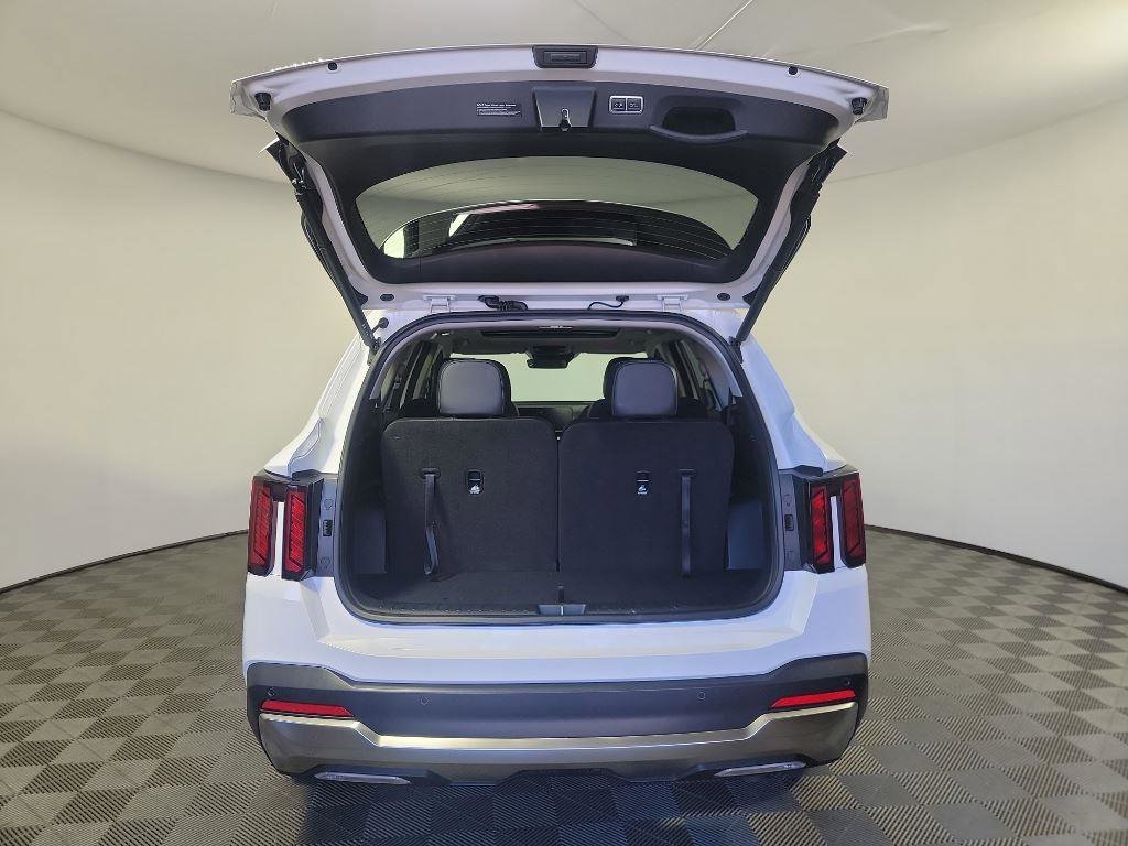 Certified 2025 Kia Sorento EX w/ Panoramic Sunroof Package image 6