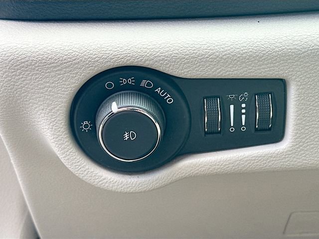 Used 2021 Chrysler Pacifica Touring-L FWD image 11