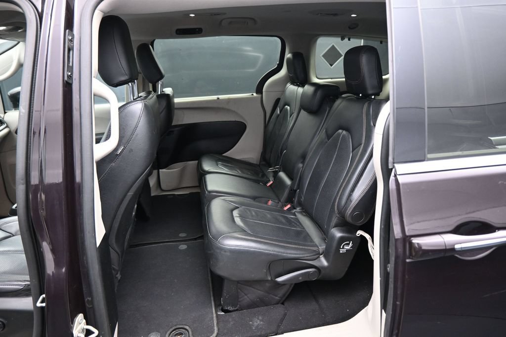Used 2018 Chrysler Pacifica Touring-L FWD image 23
