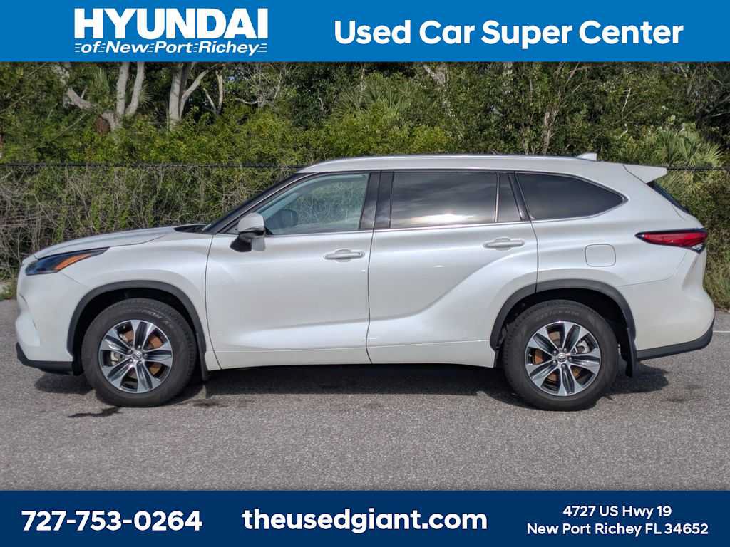 Used 2021 Toyota Highlander XLE AWD/4WD image 2