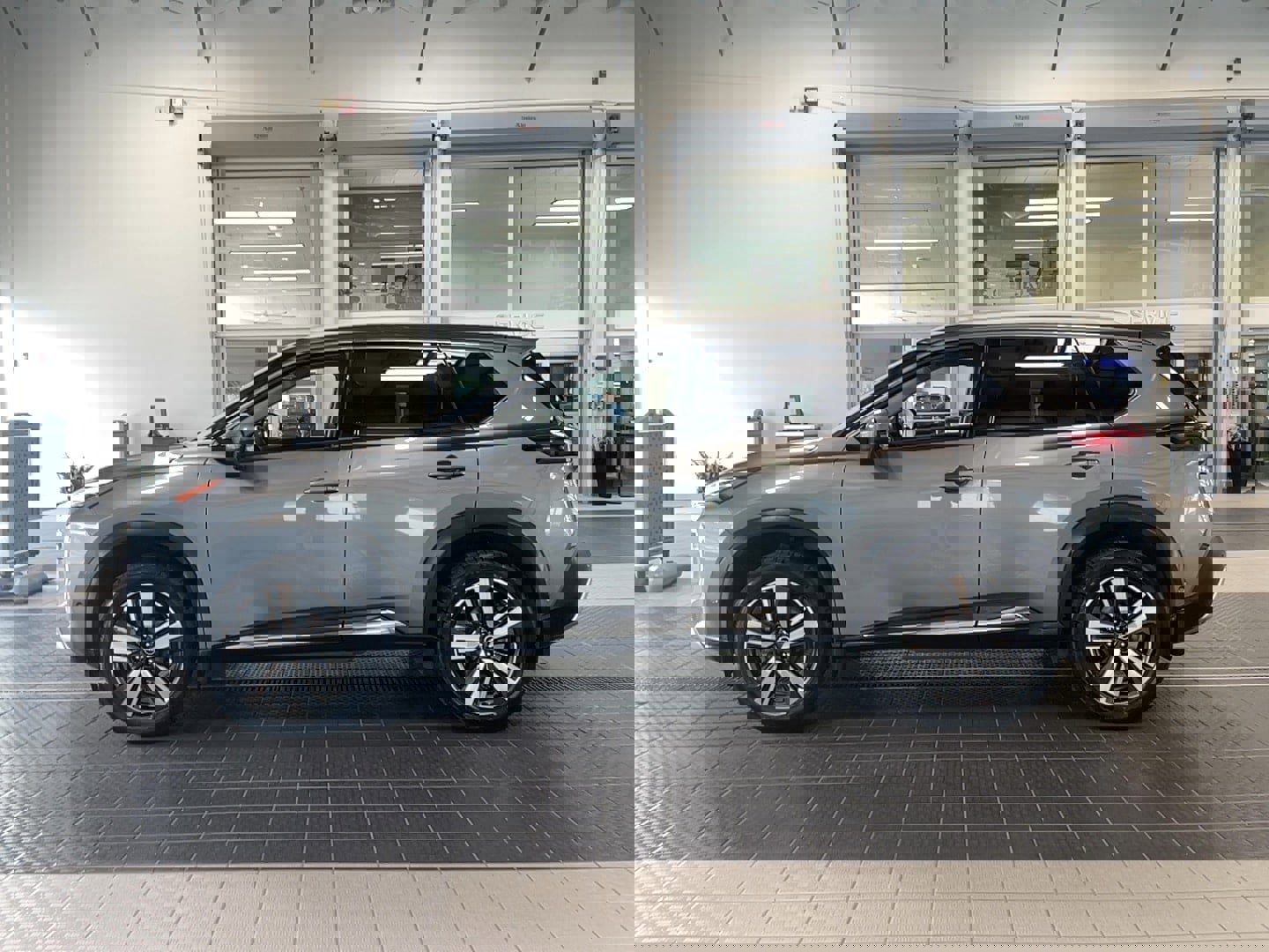 Used 2022 Nissan Rogue Platinum w/ Head-Up Display Package image 3