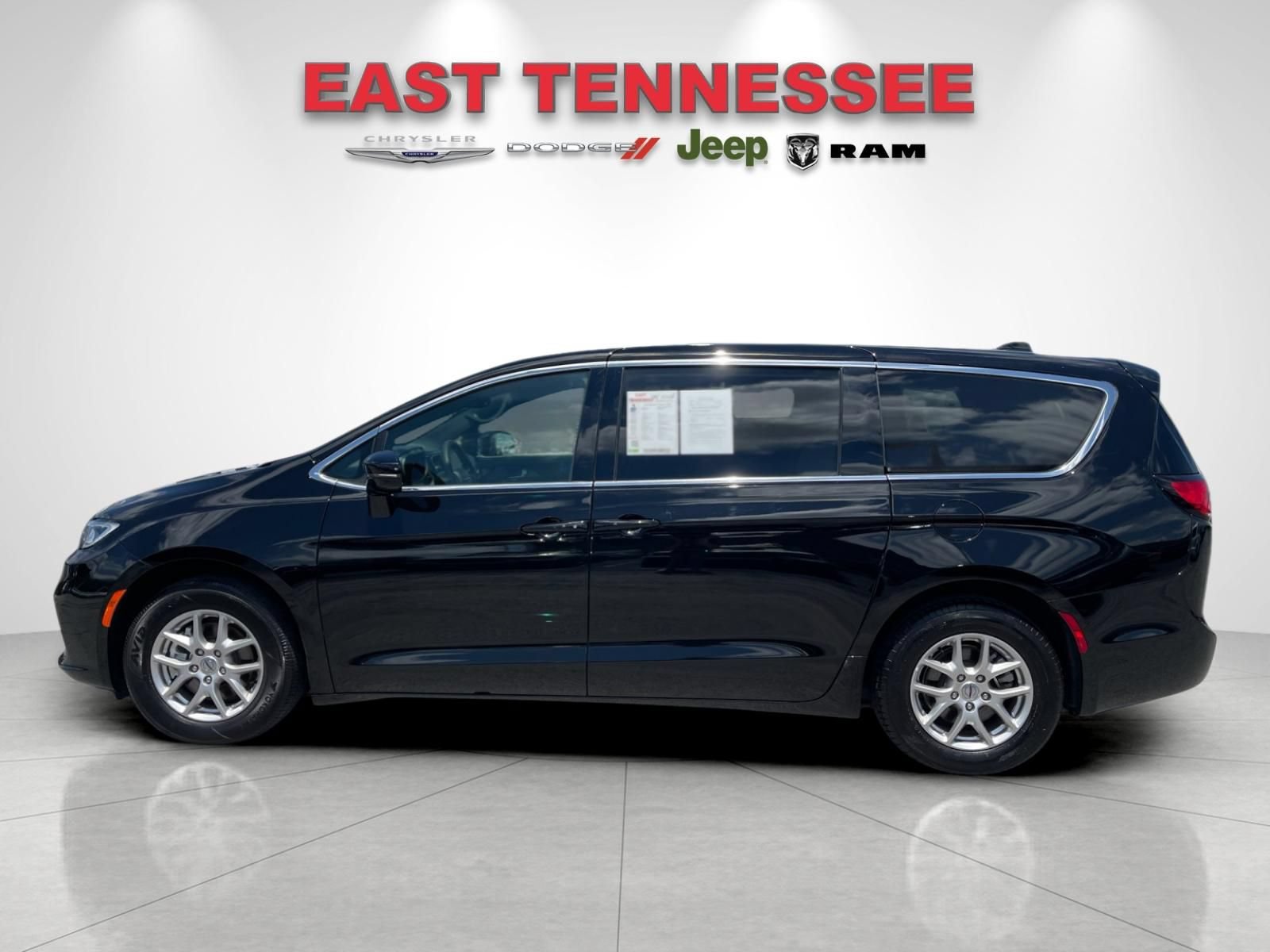Used 2025 Chrysler Pacifica Select FWD image 6