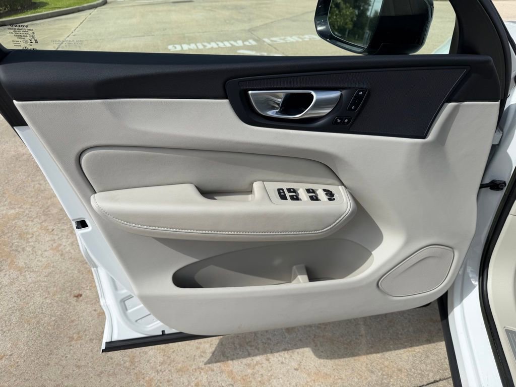 Used 2023 Volvo XC60 B5 Plus w/ Climate Package image 12