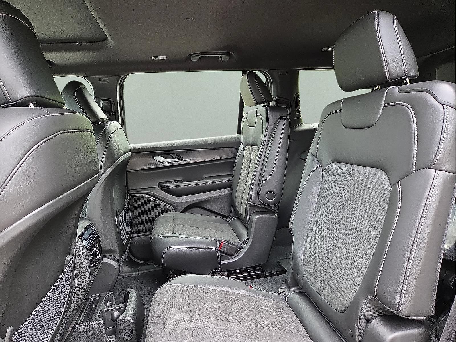 New 2025 Jeep Grand Cherokee L Altitude AWD/4WD image 11