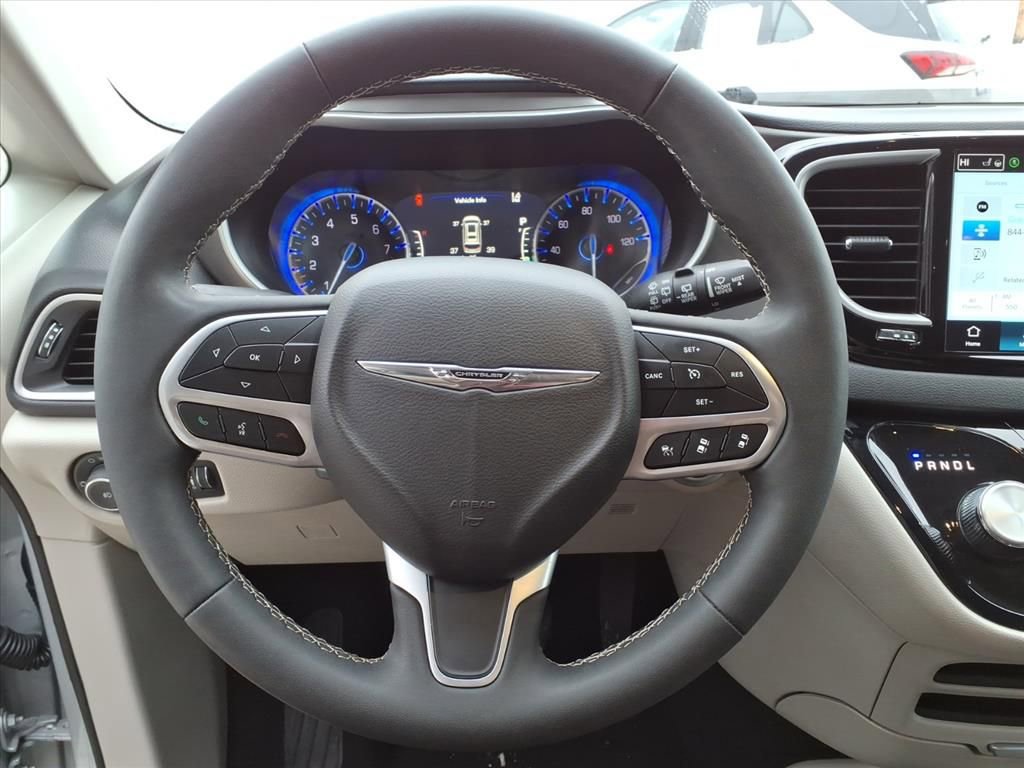 Used 2024 Chrysler Pacifica Touring-L FWD image 18