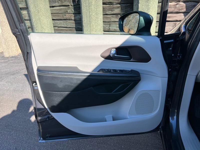 Used 2020 Chrysler Voyager L FWD image 20