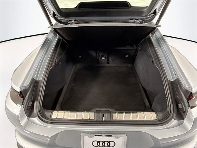 Used 2025 Porsche Panamera RWD image 29