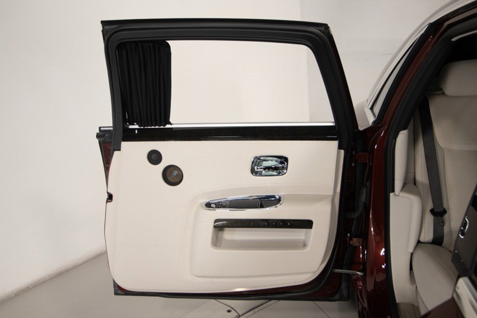 Used 2015 Rolls-Royce Ghost Extended Wheelbase image 76