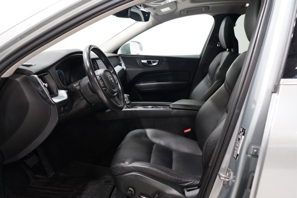Used 2018 Volvo XC60 T5 Momentum w/ Convenience Package AWD/4WD image 14