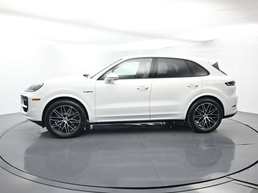 Certified 2025 Porsche Cayenne E-Hybrid w/ Premium Package Plus AWD/4WD image 2