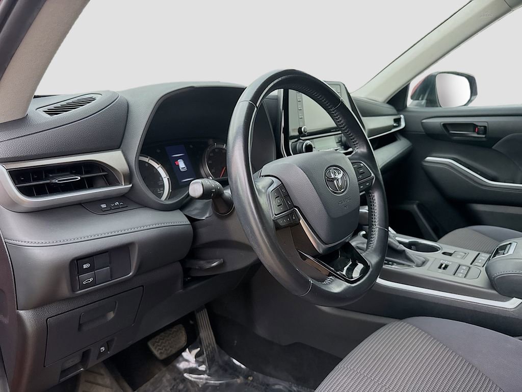 Used 2020 Toyota Highlander LE AWD/4WD image 10