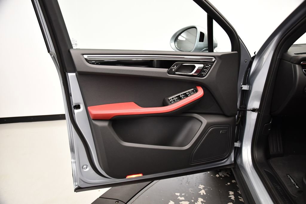 Used 2025 Porsche Macan Turbo image 35