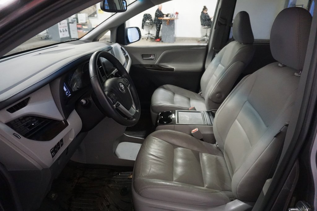 Used 2017 Toyota Sienna XLE image 19