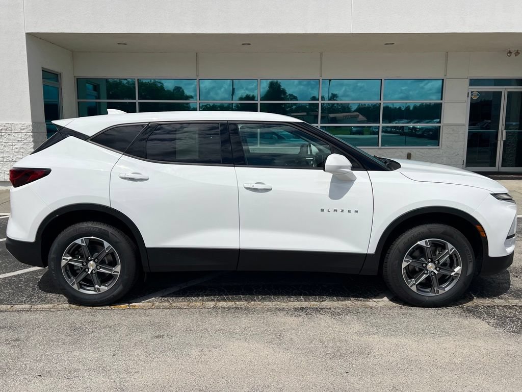 Used 2025 Chevrolet Blazer LT FWD image 3
