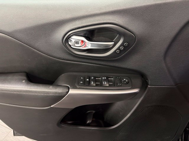 Used 2019 Jeep Cherokee Overland AWD/4WD image 10