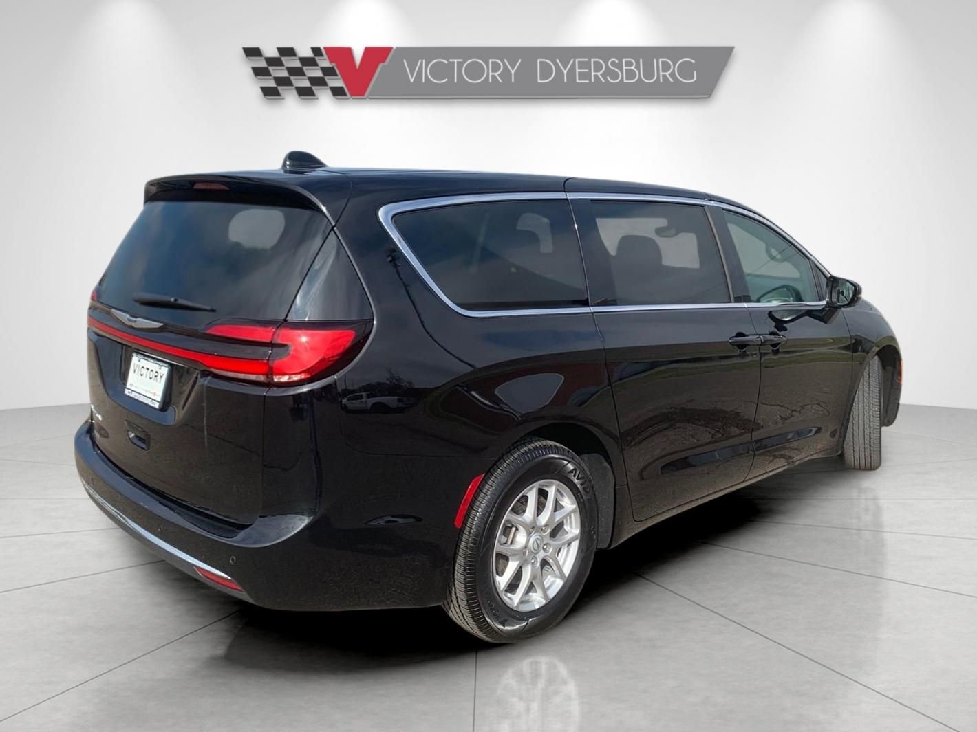 Used 2025 Chrysler Pacifica Select FWD image 8