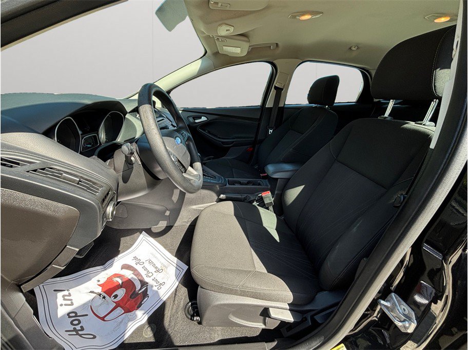 Used 2015 Ford Focus SE FWD image 2