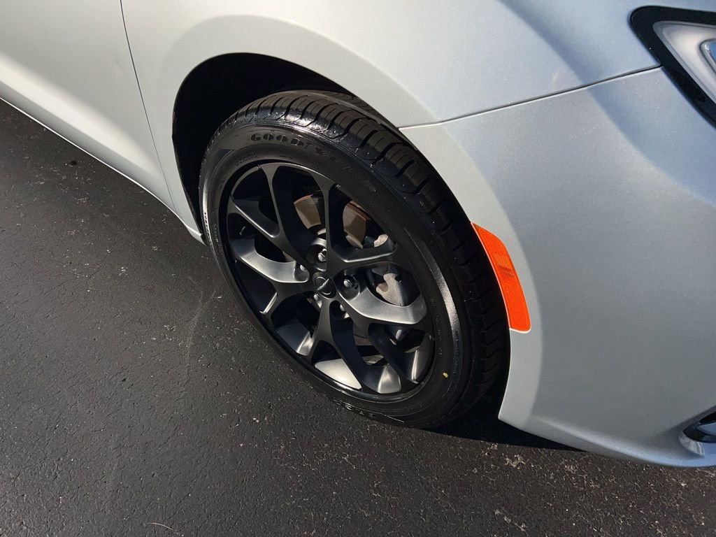 Used 2023 Chrysler Pacifica Touring-L w/ Uconnect Theater Family Group image 2