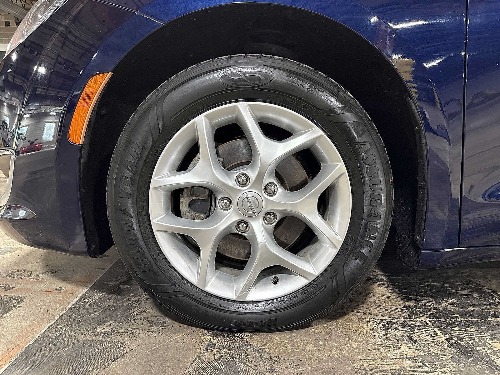 Used 2017 Chrysler Pacifica Touring-L w/ Tire & Wheel Group FWD image 10