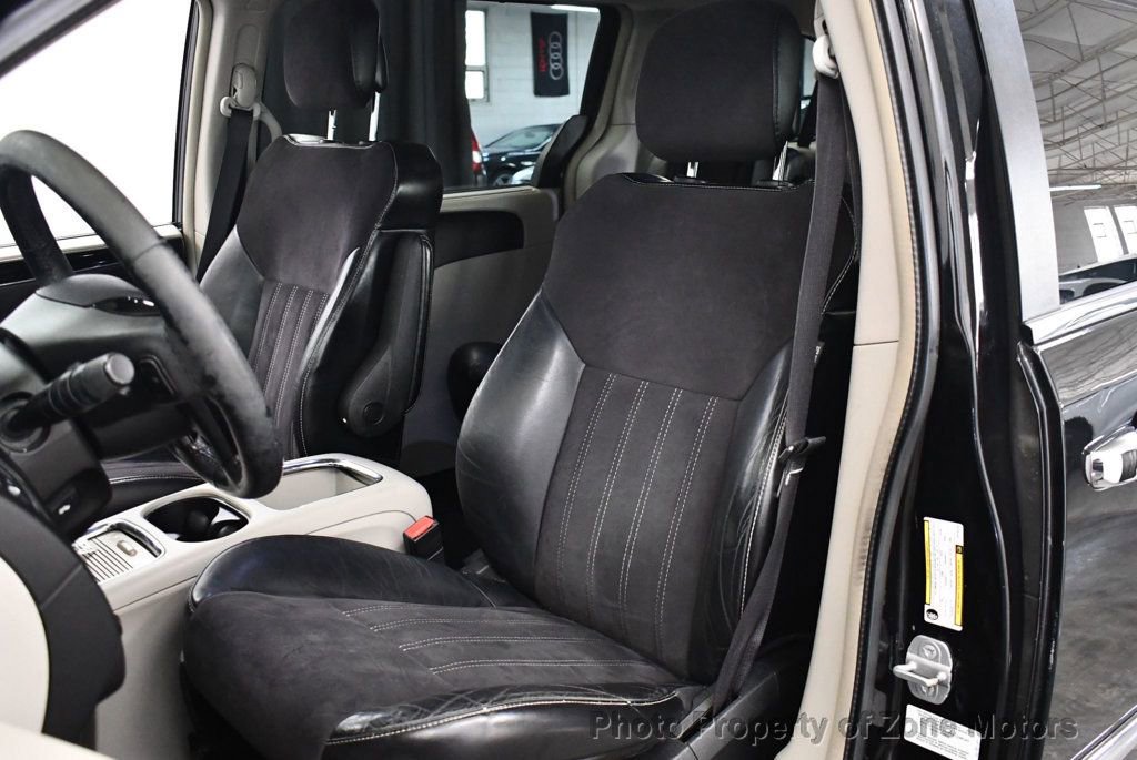 Used 2014 Chrysler Town & Country Touring-L image 6