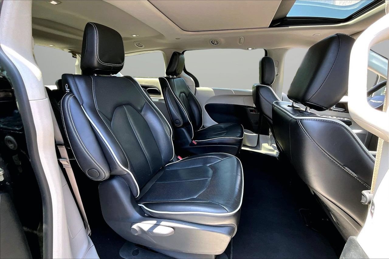 Used 2023 Chrysler Pacifica Limited FWD image 25