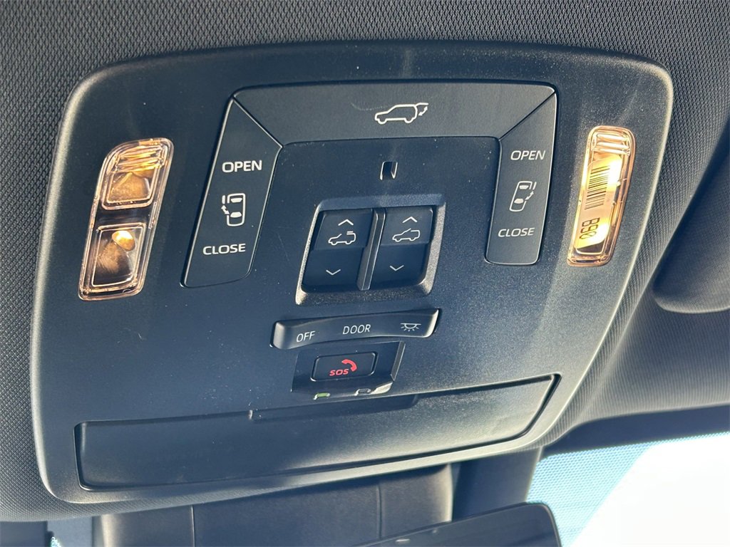 Used 2025 Toyota Sienna Platinum image 24