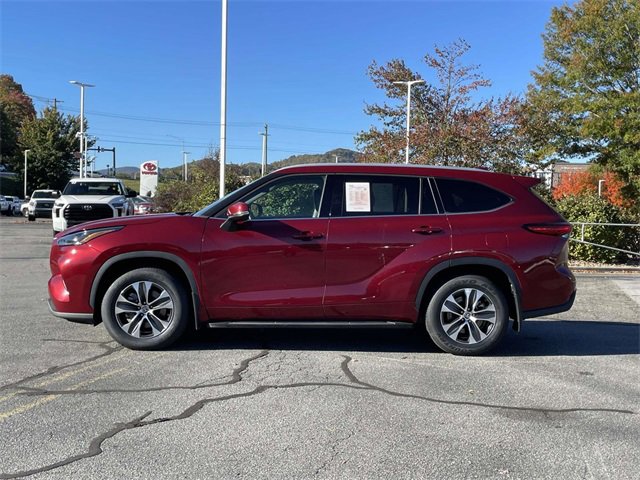Used 2022 Toyota Highlander XLE image 2