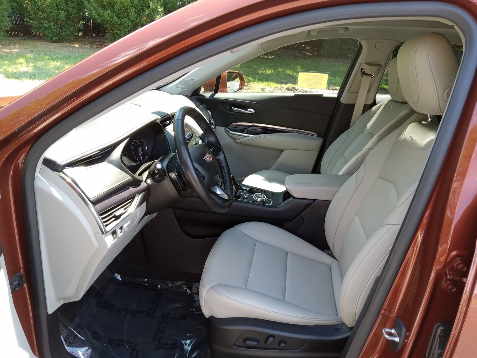Used 2019 Cadillac XT4 Luxury w/ Cold Weather Package AWD/4WD image 10