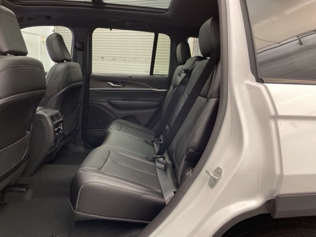 New 2025 Jeep Grand Cherokee Limited w/ Luxury Tech Group II RWD image 18
