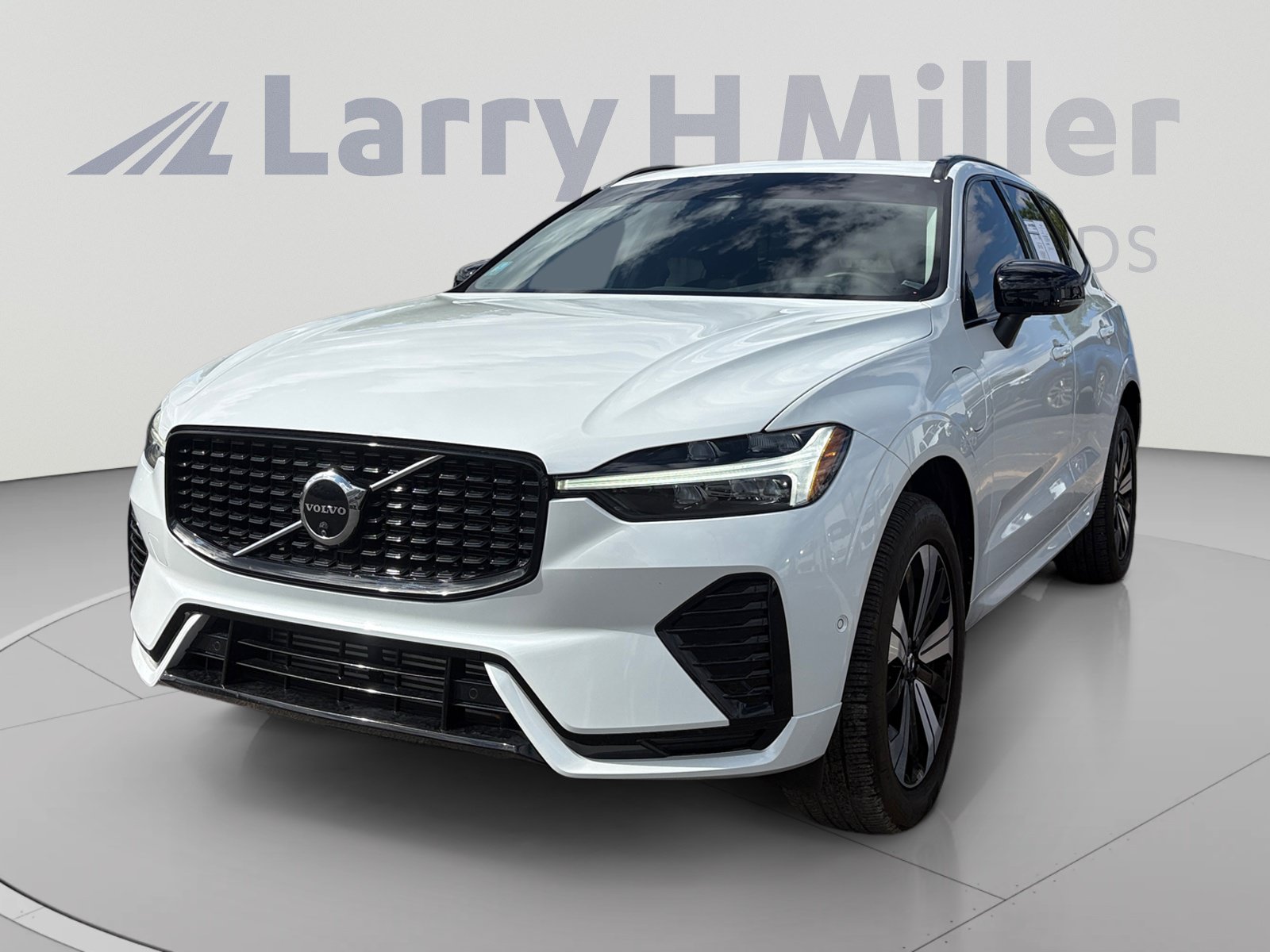 Used 2024 Volvo XC60 T8 Plus AWD/4WD image 1