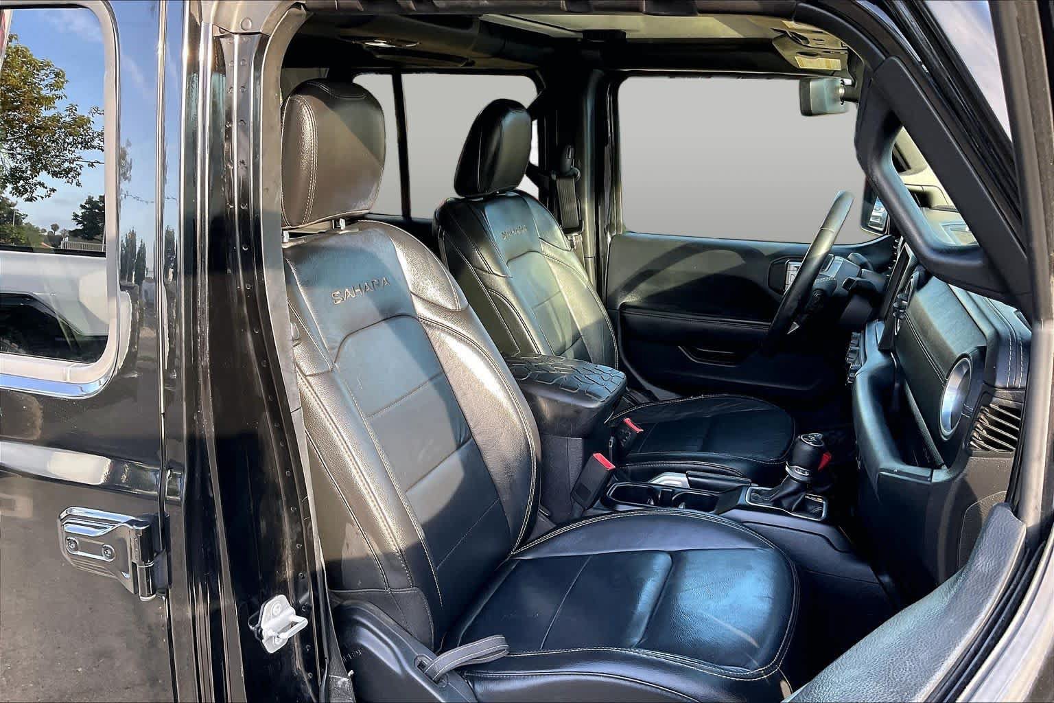Used 2018 Jeep Wrangler Unlimited Sahara AWD/4WD image 8