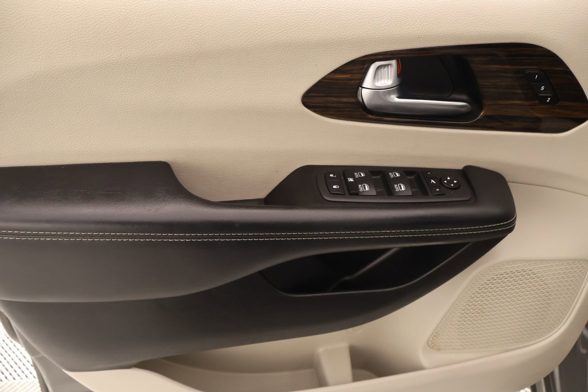 Used 2023 Chrysler Pacifica Limited image 17