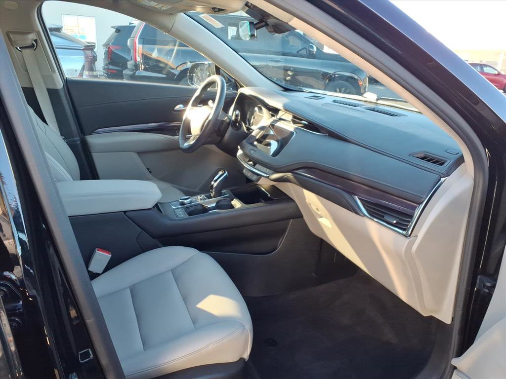 Certified 2023 Cadillac XT4 Luxury w/ Cold Weather Package image 33